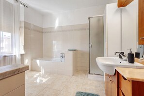 Shower, hair dryer, towels - Apartment 'La Casa Del Gallo' with Balcony and Wi-Fi (Concorezzo)