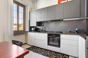 Fridge, microwave, oven, stovetop - Apartment 'La Casa Del Gallo' with Balcony and Wi-Fi (Concorezzo)