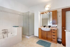 Een douche, een haardroger, handdoeken