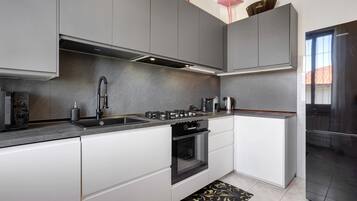 Réfrigérateur, micro-ondes, four, plaque de cuisson