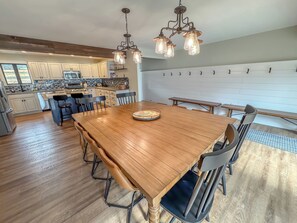 Dining - Modern + Stunning!  Private + Flat Lakefront! (Oakland)