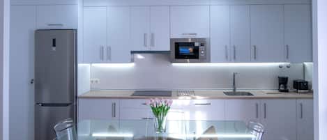 Jääkaappi, mikroaaltouuni, uuni, liesi