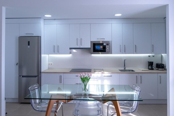 Kjøleskap, mikrobølgeovn, ovn og kokeplater