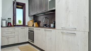 Fridge, dishwasher, coffee/tea maker, cookware/dishes/utensils