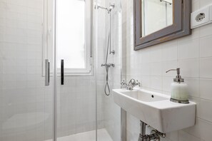 Ducha, secador de pelo y toallas