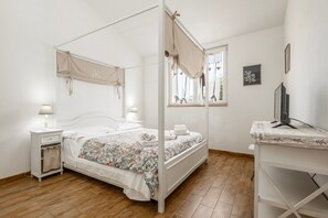 1 bedroom, free WiFi, bed sheets - Apartment 'Mirto' with Shared Pool, Wi-Fi and Air Conditioning (Manciano)