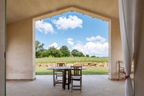 Outdoor dining - Apartment 'Malva' with Shared Pool, Wi-Fi and Air Conditioning (Manciano)