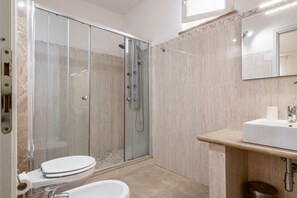 Een douche, een haardroger, handdoeken