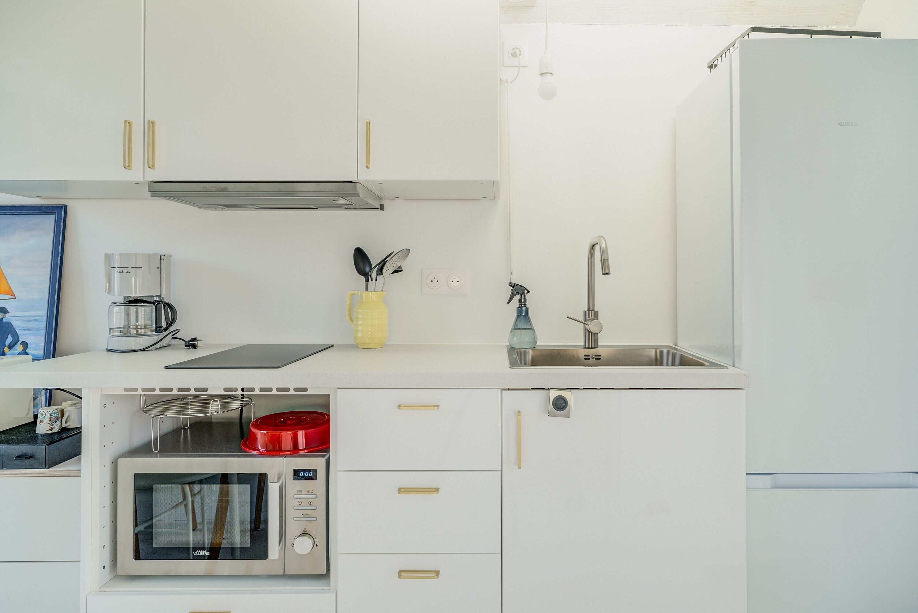 Refrigerador, microondas, cafetera y tetera y utensilios de cocina 