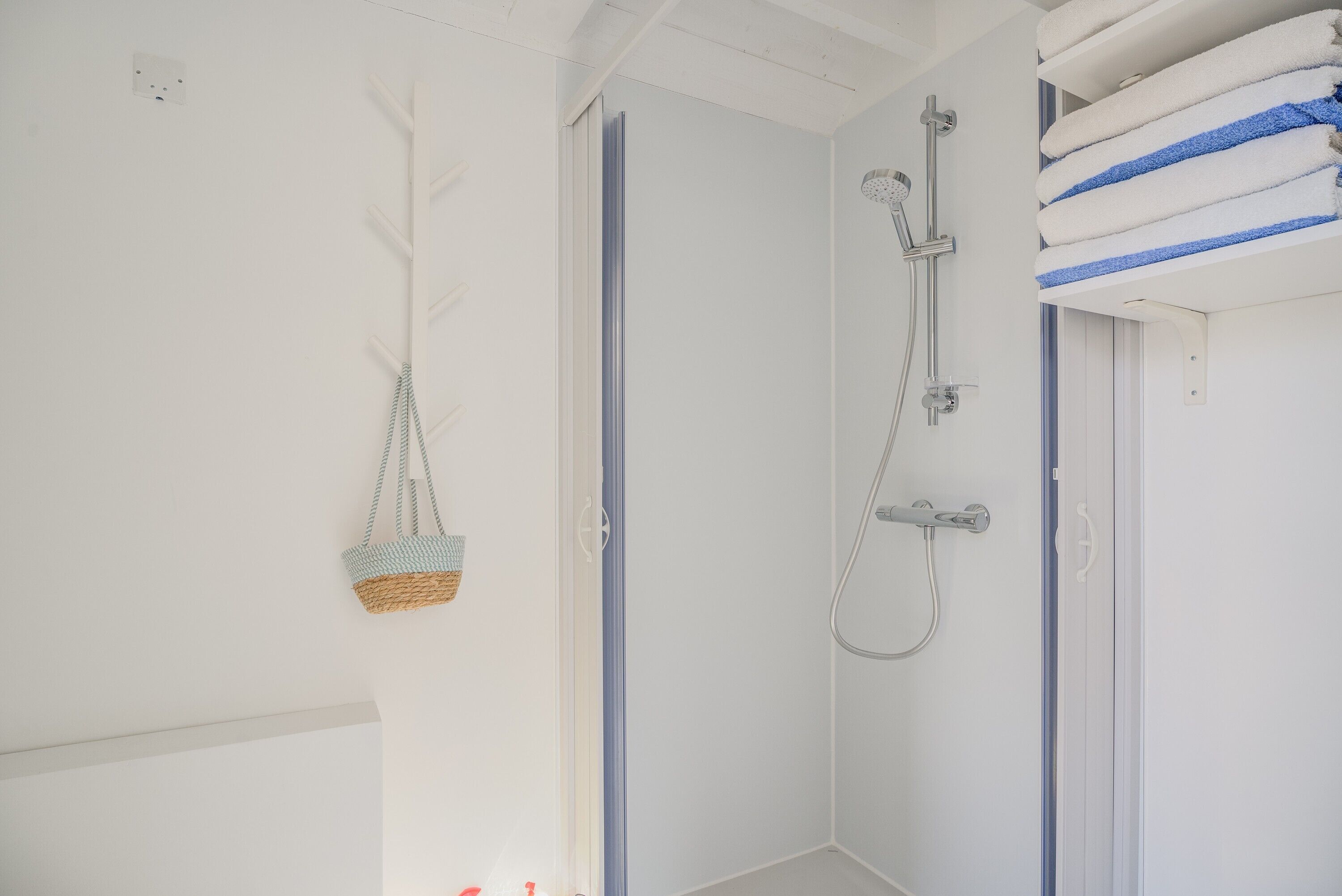 Douche, sèche-cheveux, serviettes fournies