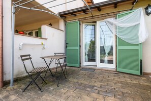 Outdoor dining - Room 'Timo' with Shared Pool, Wi-Fi and Air Conditioning (Manciano)