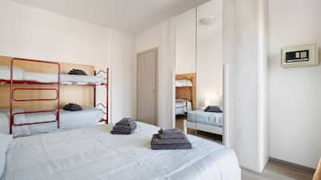 1 slaapkamer, een strijkplank/strijkijzer, gratis wifi, beddengoed