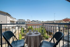 Outdoor dining - Apartment '2 Piano' with Shared Terrace, Wi-Fi and Air Conditioning (Jesolo)
