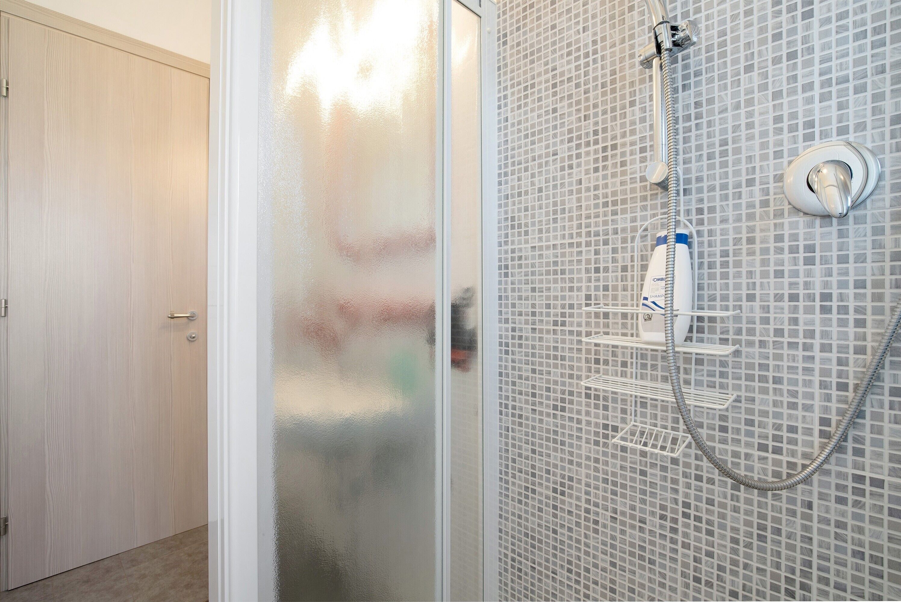Een douche, een haardroger, handdoeken