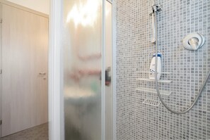 Shower, hair dryer, towels - Apartment '2 Piano' with Shared Terrace, Wi-Fi and Air Conditioning (Jesolo)