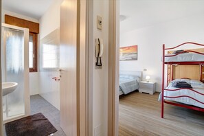 1 bedroom, iron/ironing board, free WiFi, bed sheets - Apartment '2 Piano' with Shared Terrace, Wi-Fi and Air Conditioning (Jesolo)