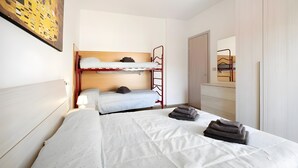 A room with a bunk bed, a desk, a chair, and a wardrobe. - Apartment '1 Piano' with Shared Terrace, Wi-Fi and Air Conditioning (Jesolo)