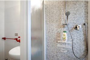 Chuveiro, secador de cabelo, toalhas de banho 