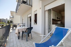 Outdoor dining - Apartment '1 Piano' with Shared Terrace, Wi-Fi and Air Conditioning (Jesolo)