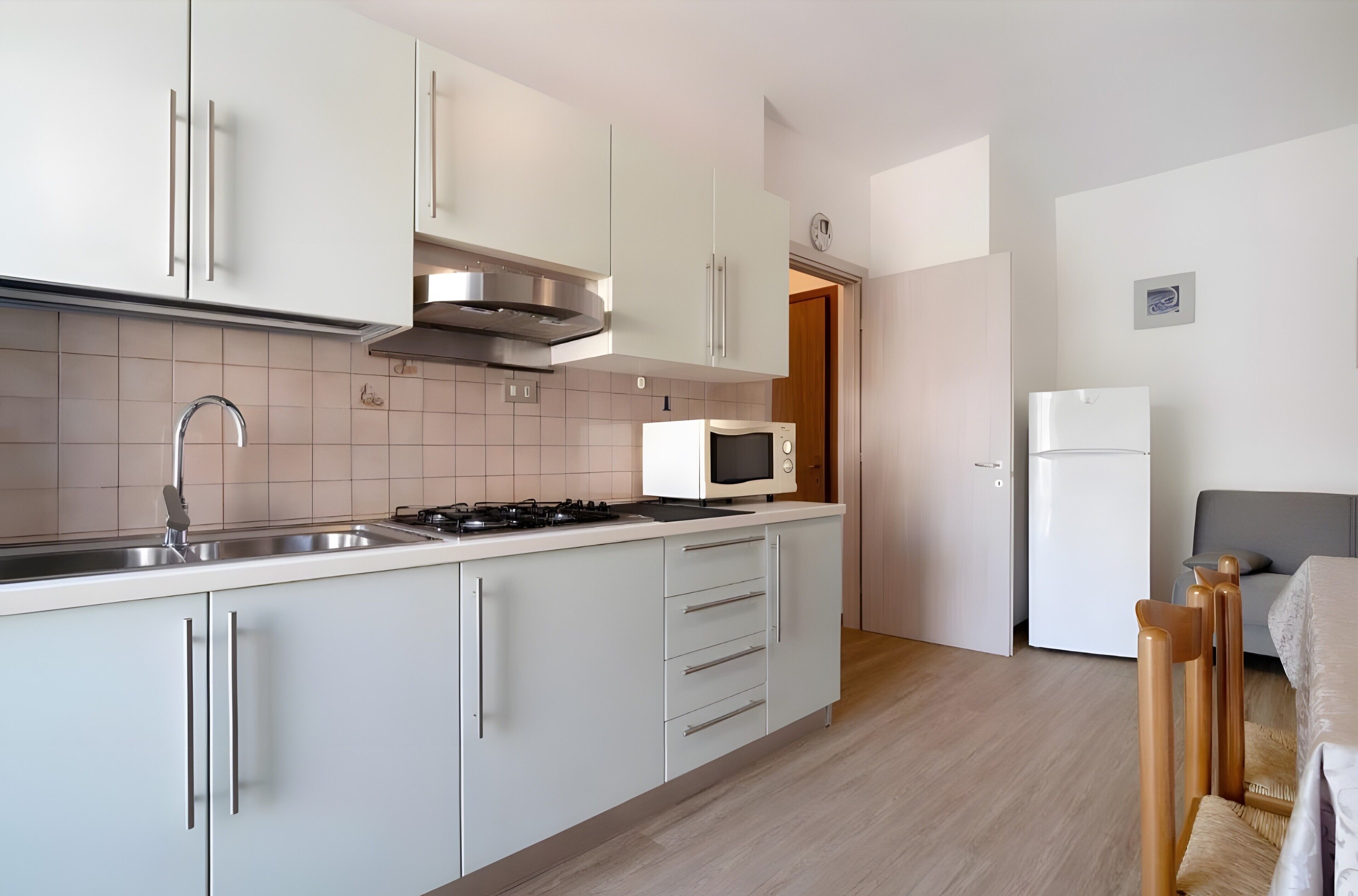 Kühlschrank, Mikrowelle, Herdplatte, Hochstuhl