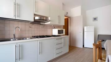 Kühlschrank, Mikrowelle, Herdplatte, Hochstuhl