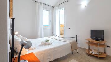 1 quarto, ferros/tábuas de passar roupa, roupa de cama