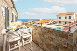 Outdoor dining - Apartment 'Le Residenze Di Anna' with Sea View, Shared Pool and Air Conditioning (Valledoria)