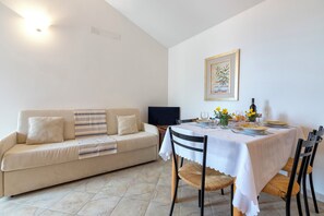 Dining - Apartment 'Le Residenze Di Anna' with Sea View, Shared Pool and Air Conditioning (Valledoria)