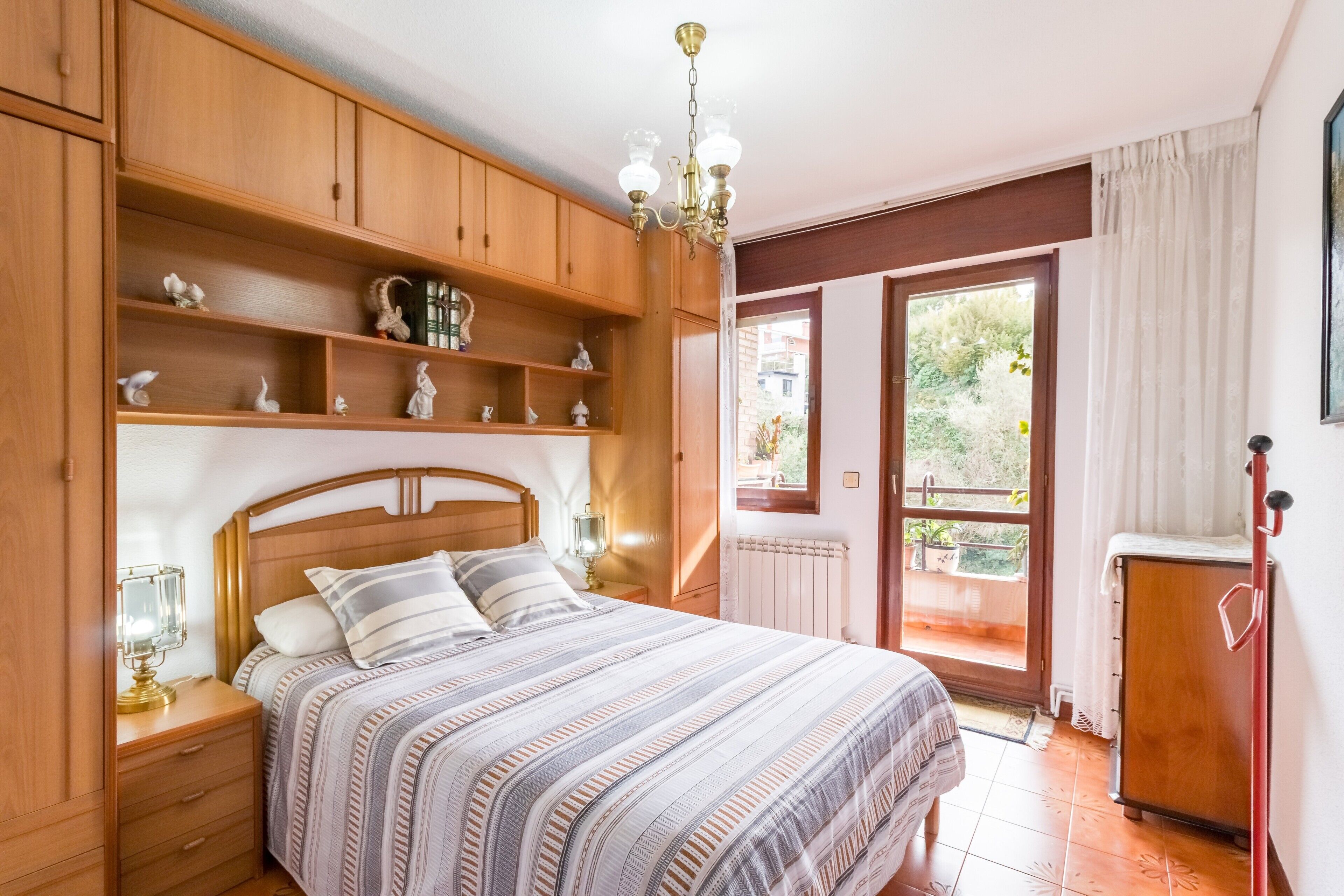 Tabla de planchar con plancha, wifi gratis y ropa de cama 