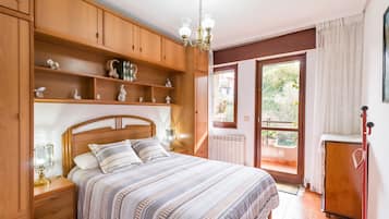Tabla de planchar con plancha, wifi gratis y ropa de cama