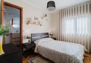 1 habitación, tabla de planchar con plancha, wifi gratis y ropa de cama 