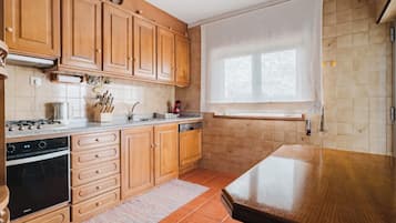 Four, plaque de cuisson, bouilloire électrique, grille-pain