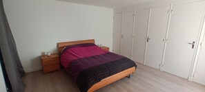3 Schlafzimmer, Reisekinderbett