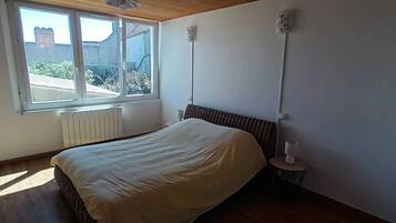 3 bedrooms, travel cot