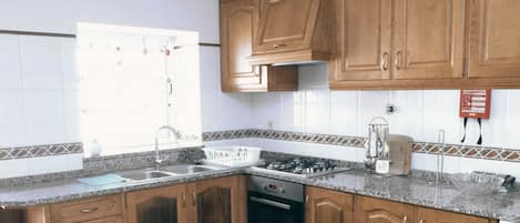 Nhà liên kế dành cho gia đình | Bếp riêng | Tủ lạnh, lò vi sóng, lò nướng, bếp nấu