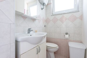 Douche, séchoir à cheveux, bidet, serviettes fournies