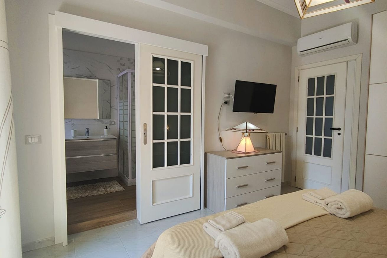 2 slaapkamers, een bureau, een strijkplank/strijkijzer, reisbedje