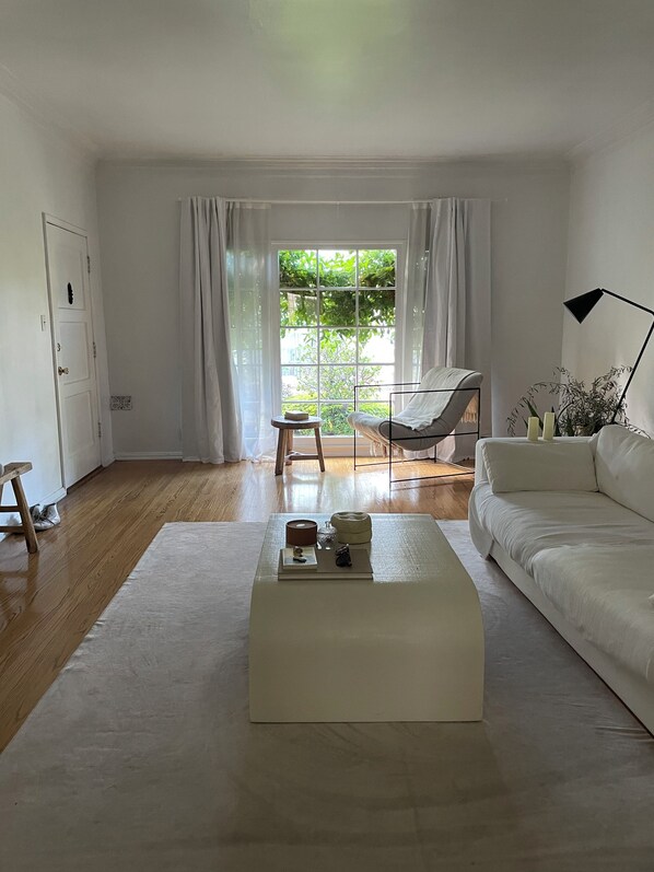 Living area - Serene 1-bedroom apartment in the heart of Los Angeles (Los Angeles)