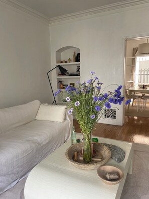 Living area - Serene 1-bedroom apartment in the heart of Los Angeles (Los Angeles)