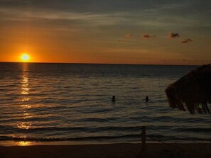 Chaises longues, serviettes de plage