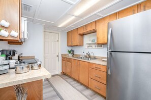 Kylskåp, mikrovågsugn, ugn och spishäll