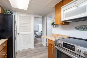 Geladeira, micro-ondas, fogão, cooktop