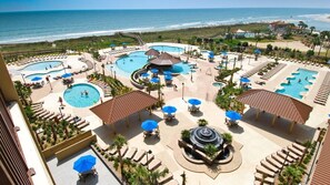 Una piscina techada, una piscina al aire libre