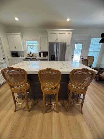 Microwave, oven, stovetop, dishwasher. Country Living, minutes from town.