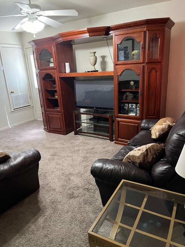 Living area - 3-Bedroom Townhome in Central Texas - Fully Furnished, including all utilities. (Killeen)