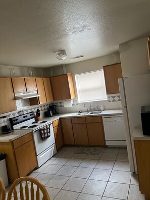 Private kitchen - 3-Bedroom Townhome in Central Texas - Fully Furnished, including all utilities. (Killeen)
