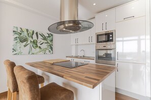 Een koelkast, een microgolfoven, een oven, een vaatwasser