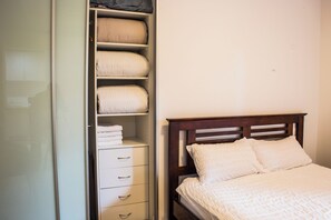 1 habitación, tabla de planchar con plancha, cuna de viaje y wifi 