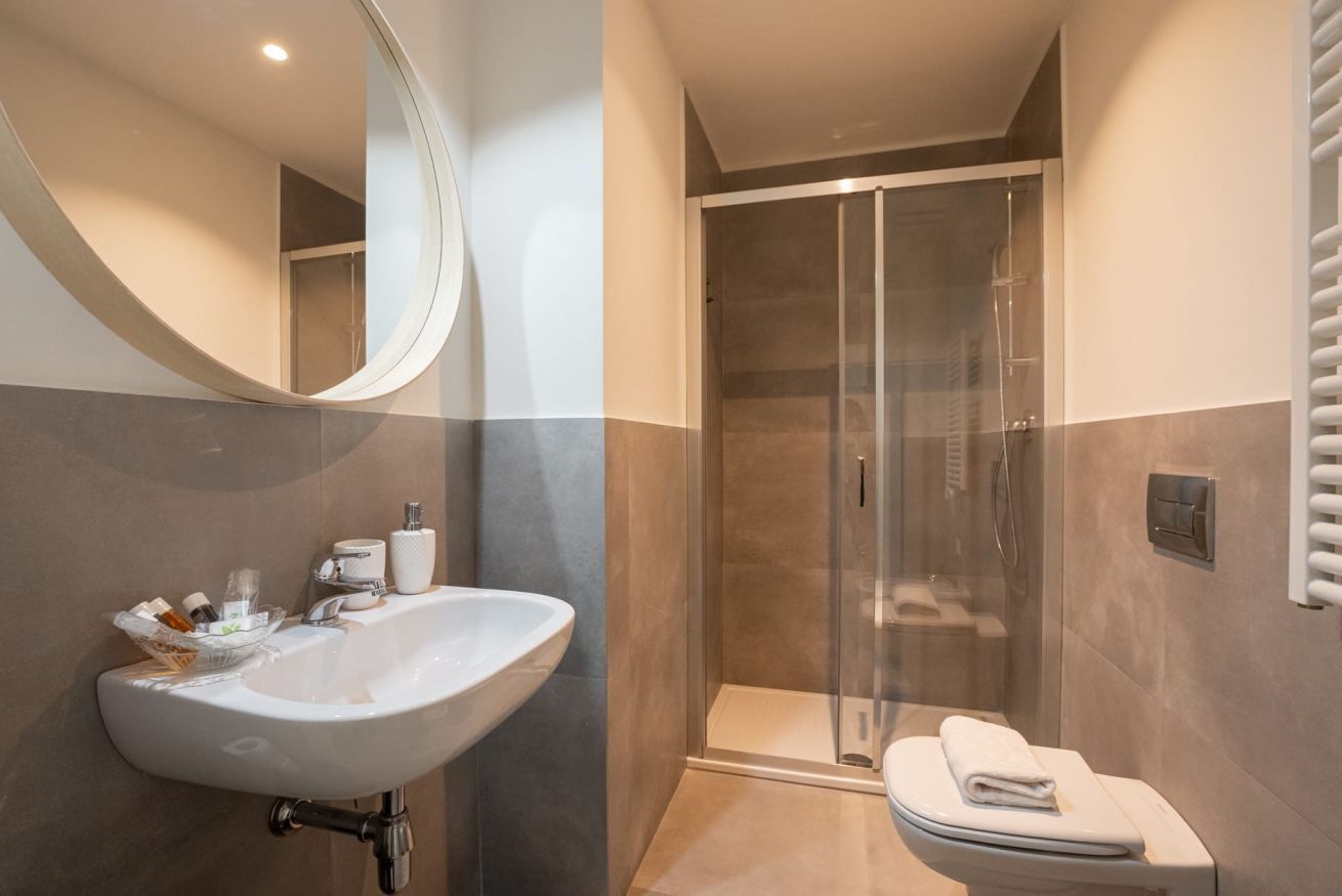 Dusche, Haartrockner, Bidet, Handtücher