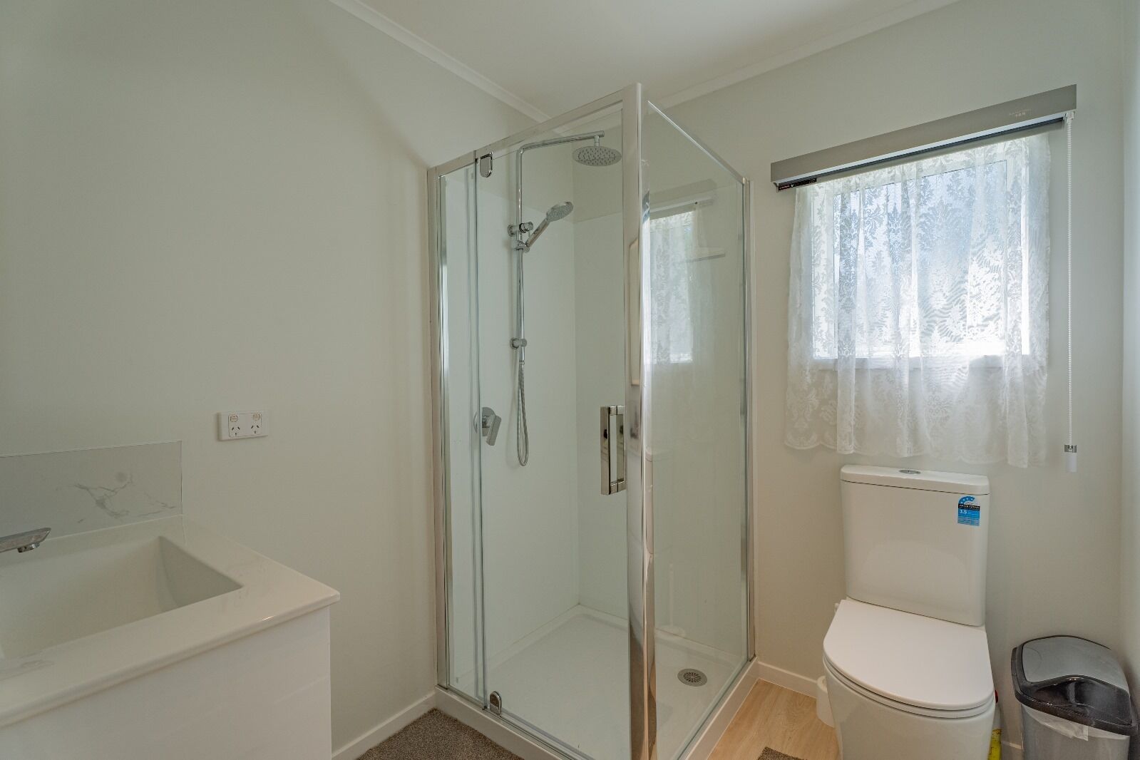 Douche, sèche-cheveux, serviettes fournies, savon